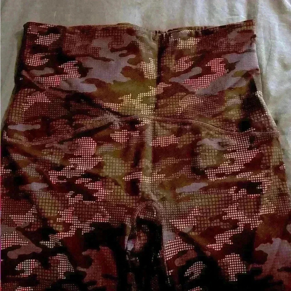 SPANX Booty Boost Active Cropped Leggings size Large in Geo Blue Camo. - Picture 5 of 5